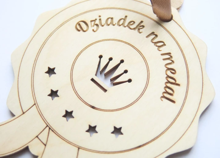 Drewniany medal pomysł na prezent na Dzień Dziadka Dziadek na medal.