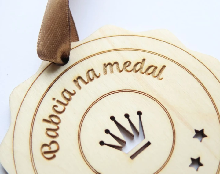 Drewniany medal pomysł na prezent dla babci Babcia na medal.