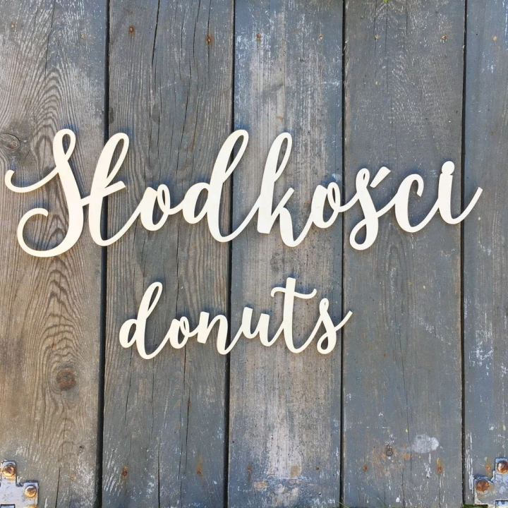 Drewniany napis 3D Słodkości Donuts, dekoracja Słodkiego Stołu.