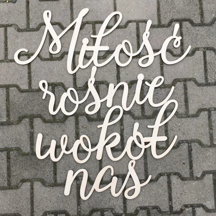 napis drewniany miłość rośnie wokół nas