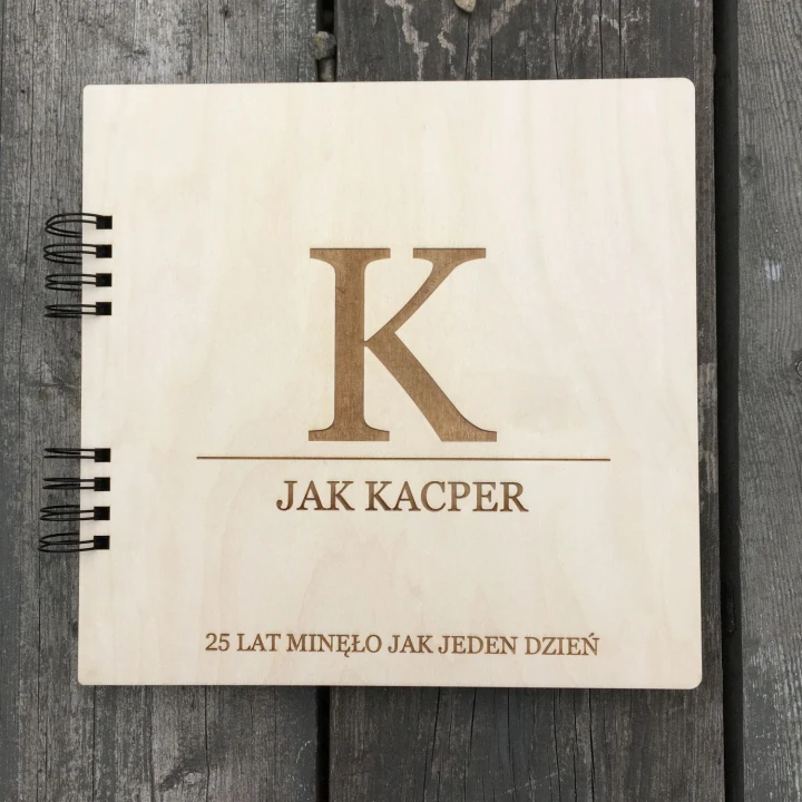 album urodzinowy na zdjęcia wklejane  z okładką drewnianą