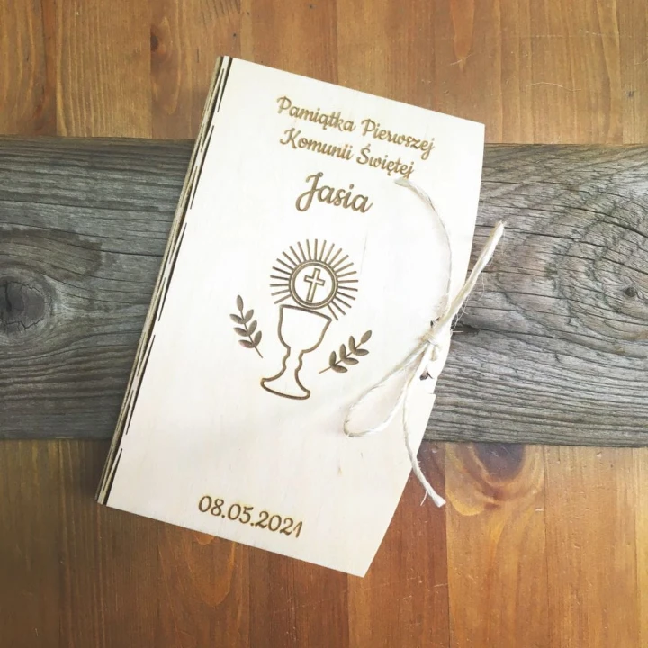 Drewniana pamiątka komunijna na pieniądze