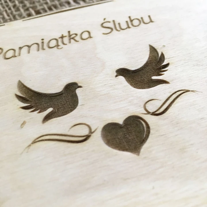 Pamiątka ślub z gołąbkami, personalizacja