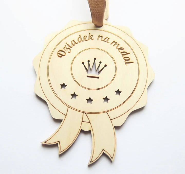 Drewniany medal pomysł na prezent dla dziadka Dziadek na medal.