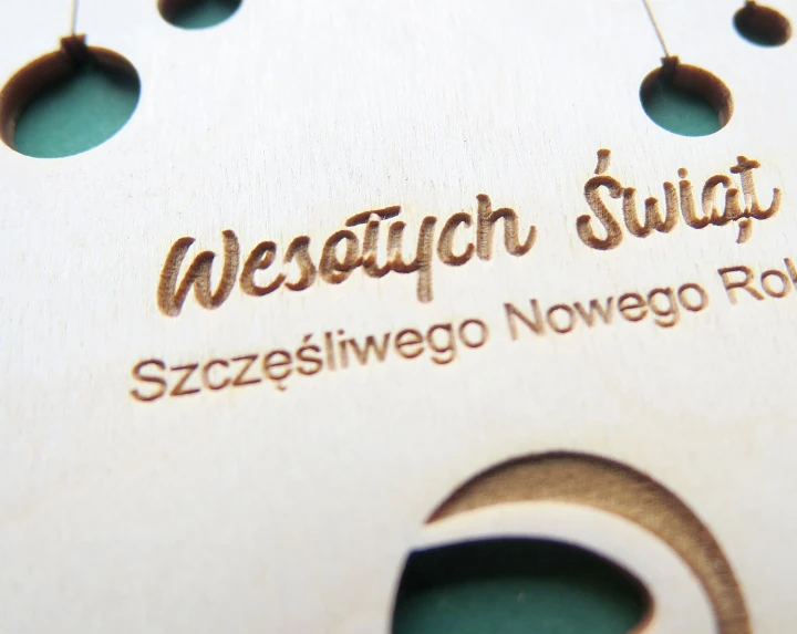 Drewniana 3D biznesowa kartka świąteczna z choinkami. Grawerowane logo firmowe.