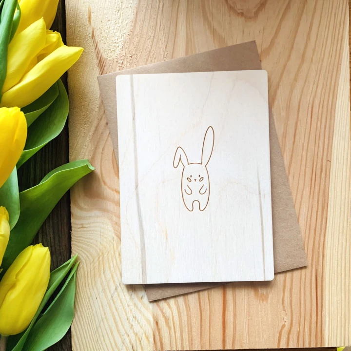 minimalistyczna pocztówka wielkanocna ze sklejki z kopertą eko