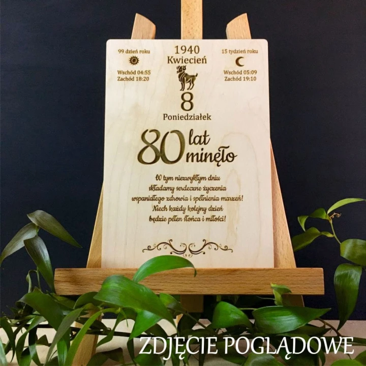 Urodzinowe życzenia na drewnie. Drewniana kartka z kalendarza.