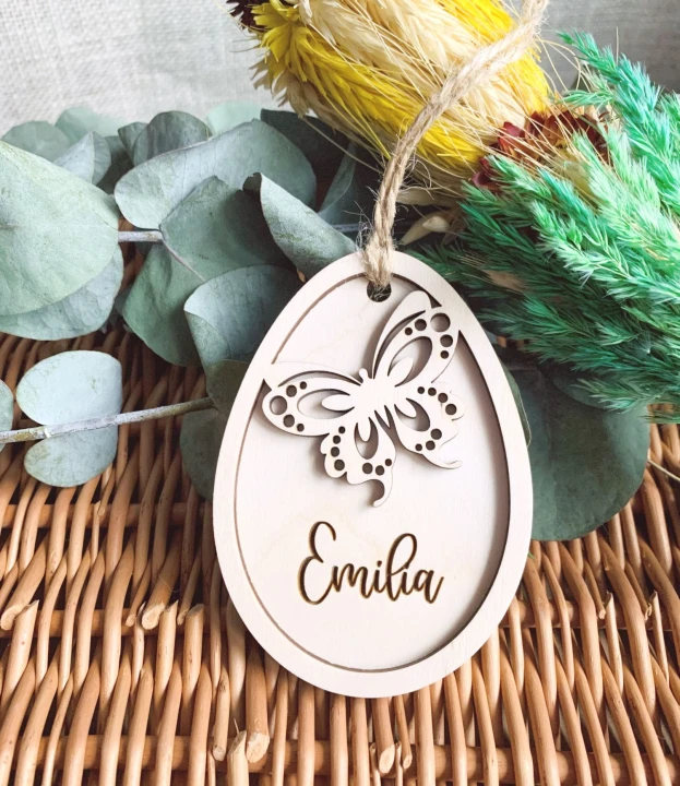 dekor zawieszka jajko 3D z motylkiem personalizowana z imieniem