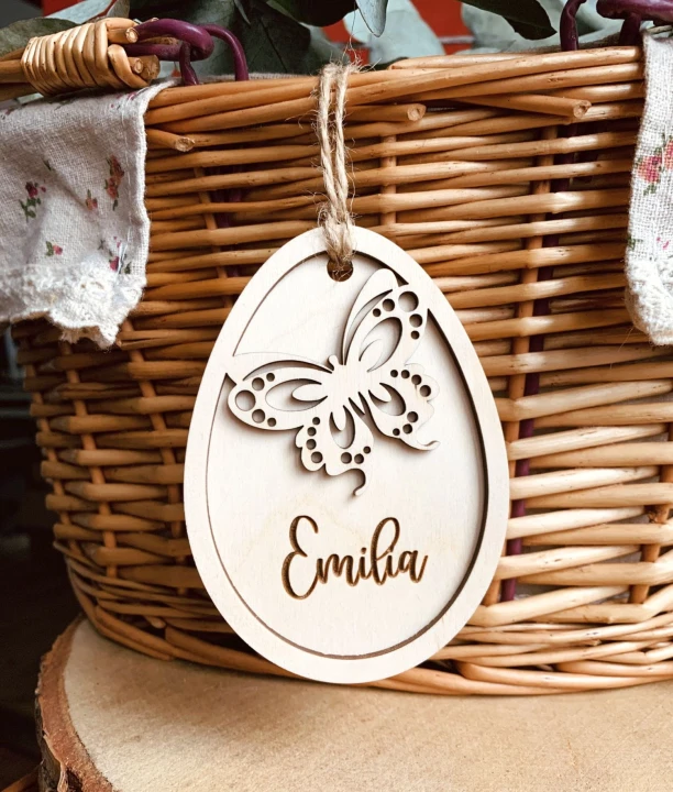 dekor zawieszka z motylkiem personalizowana z imieniem