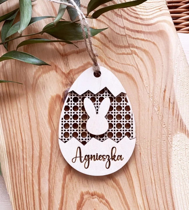 drewniana zawieszka wielkanocna jajko rattanowe skorupka z imieniem