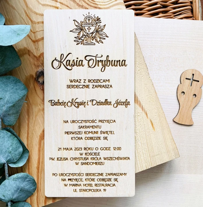personalizowane zaproszenie na komunię z drewna