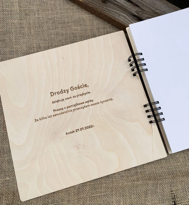 księga gości na roczek z drewnianą okładką album personalizowany