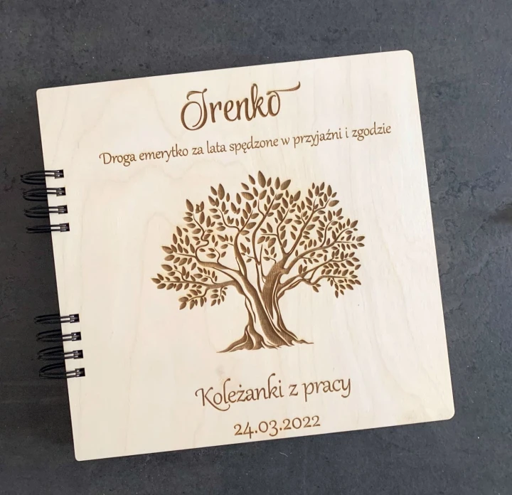 Drewniany album pamiątkowy 25x25 cm z grawerem drzewa i dedykacją dla pracownika
