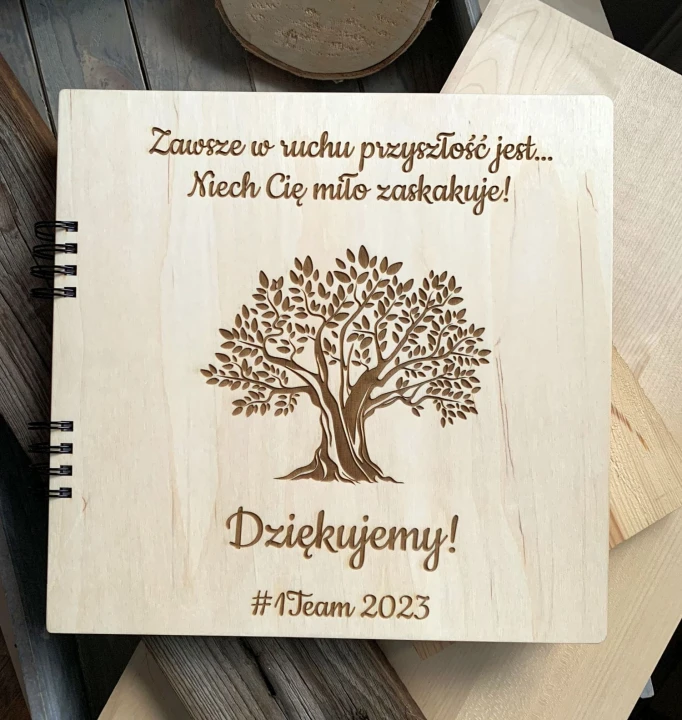 album na zdjęcia pomysł prezent na odejście koleżanki z pracy