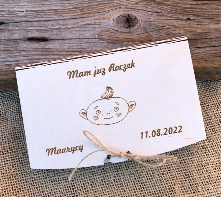 pamiątka na roczek dla chłopca drewniana koperta dla chłopca