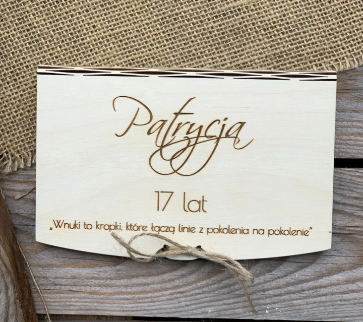 koperta z drewna na urodziny