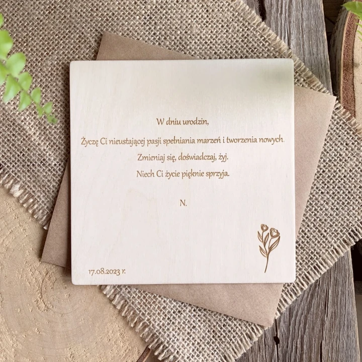 drewniana kartka okazjonalna z życzeniami