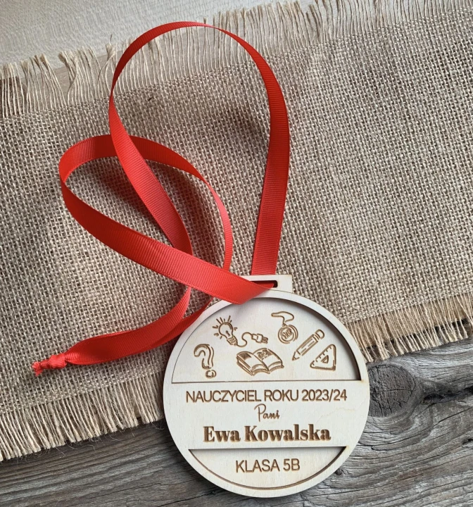 drewniany medal 3D nauczyciel roku na zakończenie roku szkolnego