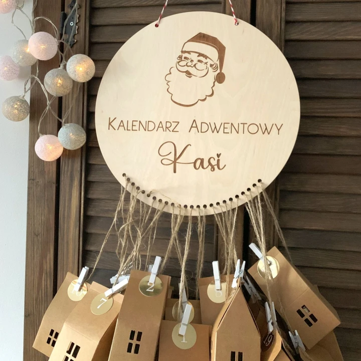 kalendarz adwentowy z imieniem drewniany z domkami