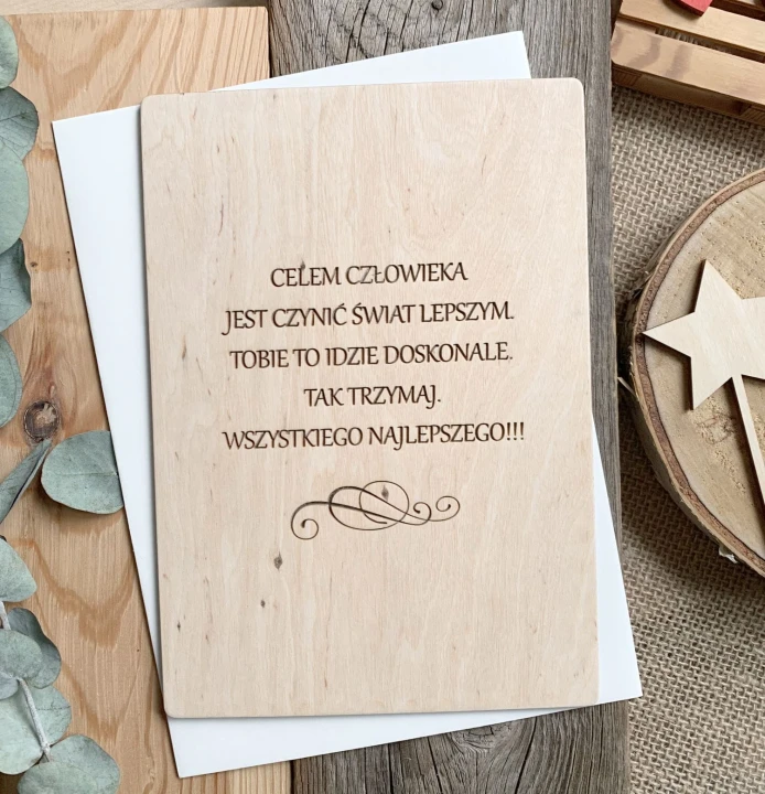 drewniana kartka urodzinowa z imieniem jubilata personalizowana