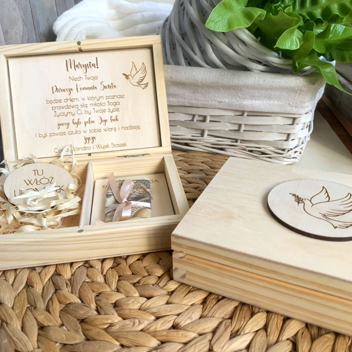 pudełko na pieniądze i upominek drewniane z grawerem pamiątka komunijna personalizowana