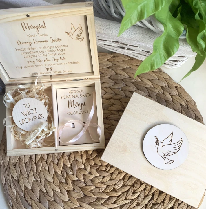 pudełko na pieniądze i upominek drewniane z grawerem pamiątka komunijna personalizowana