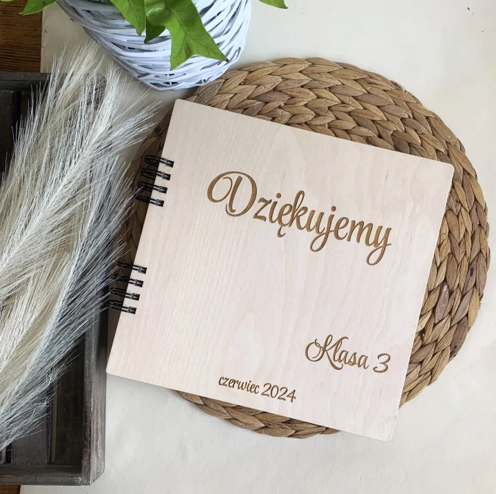 Drewniany album na zdjęcia z grawerem "Dziękujemy Klasa 3" – elegancka pamiątka dla nauczyciela.