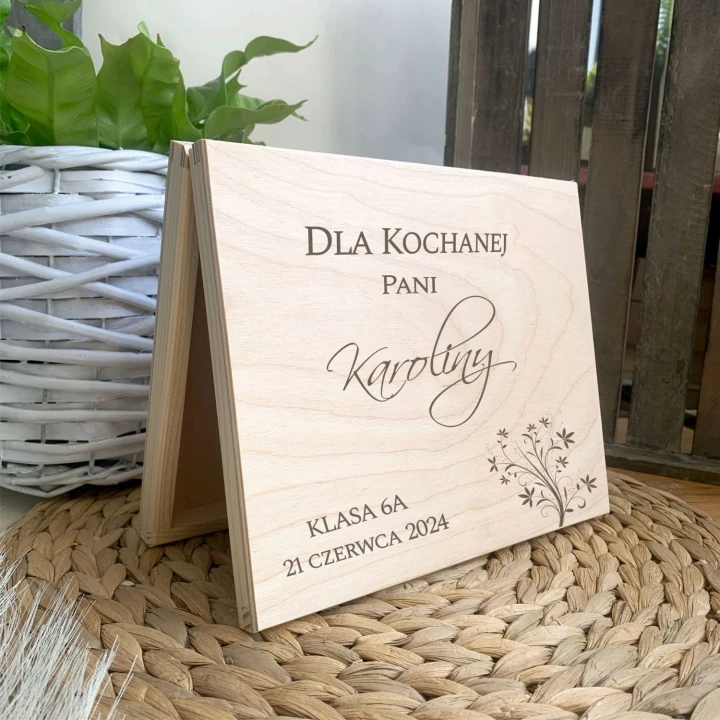 drewniane pudełko na merci dla nauczyciela