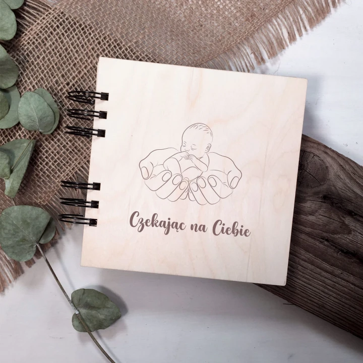 album ciążowy z drewnianą okładką czekając na ciebie