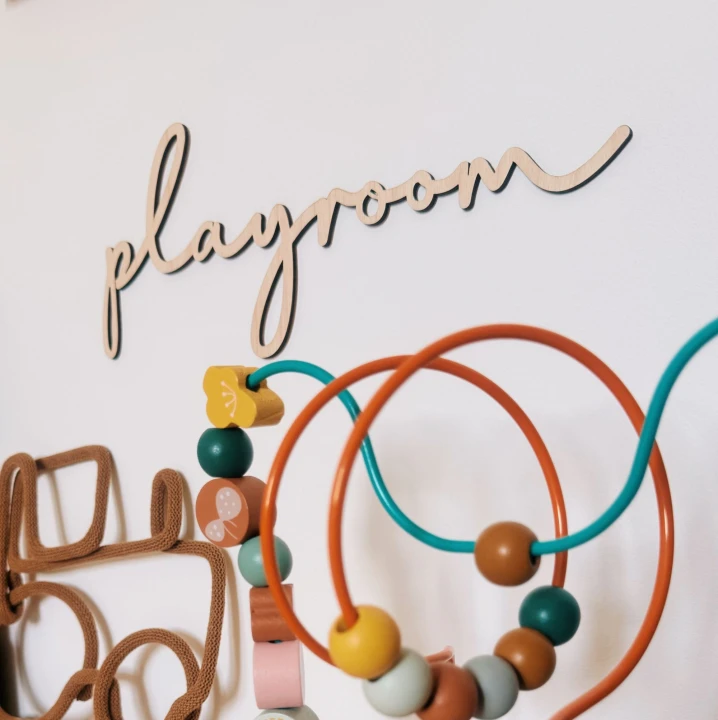 drewniany napis playroom