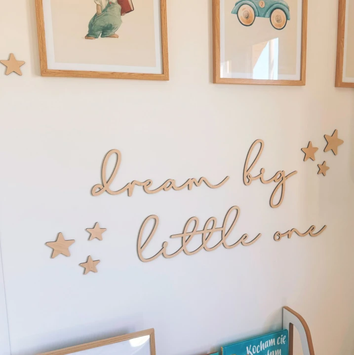 drewniany napis dream big little one nowoczesna czcionka
