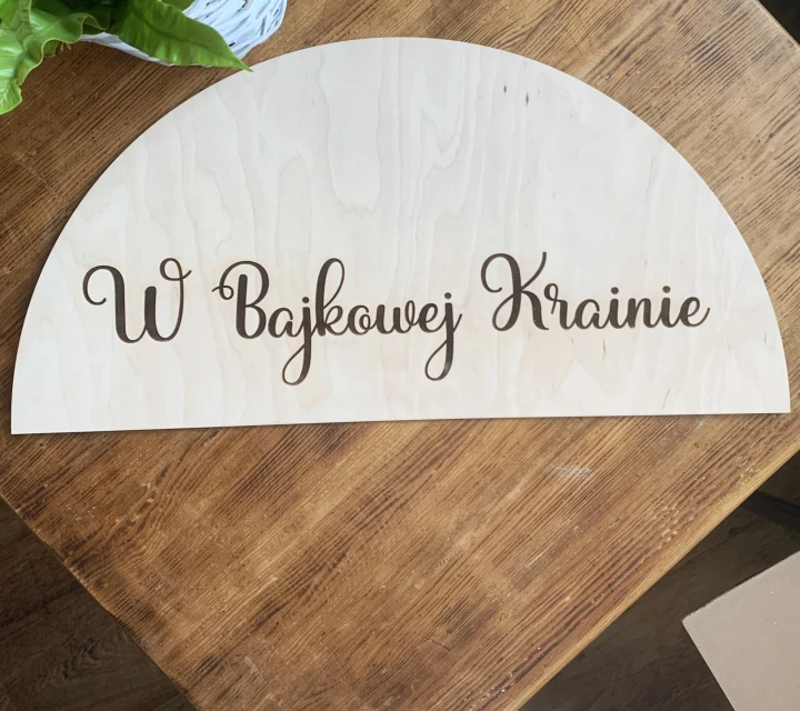 napis grawerowany W Bajkowej Krainie na drewnie