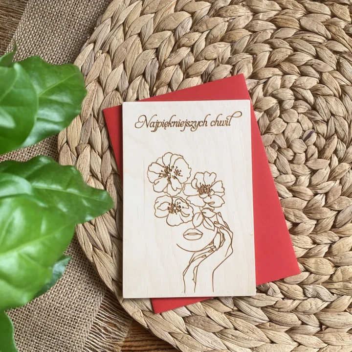 pocztówka drewniana urodziny kobieta kwiat