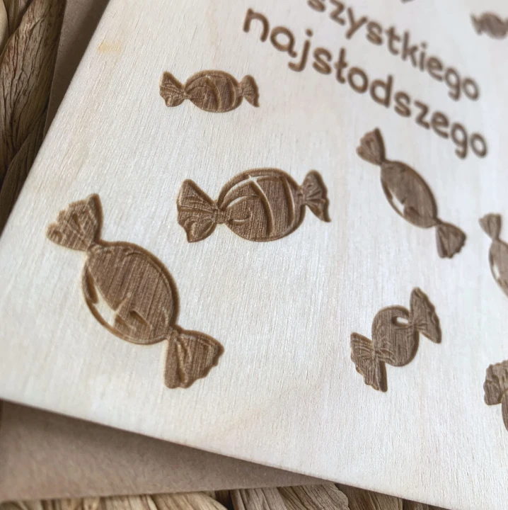 pocztówka drewniana urodziny cukierki