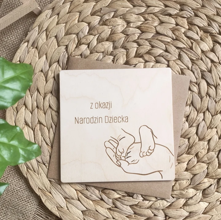 Kartka z okazji Narodzin Dziecka z życzeniami wykonana z drewna.