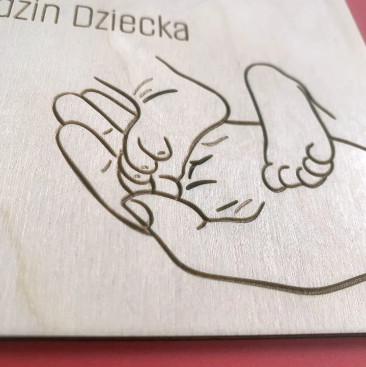 Kartka z okazji Narodzin Dziecka z życzeniami wykonana z drewna.