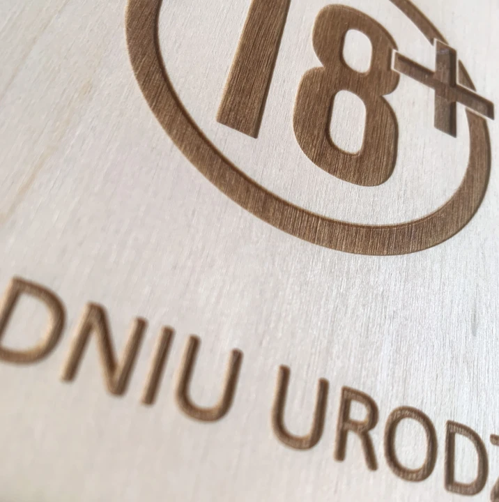 drewniana kartka na 18 urodziny znak zakazu z życzeniami z kopertą