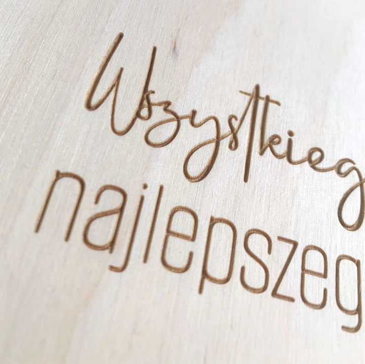 kartka drewniana na urodziny minimalizm z życzeniami