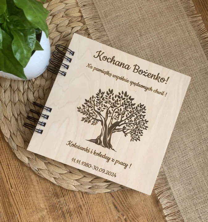 album pożegnanie pracownika z drewnianą okładką