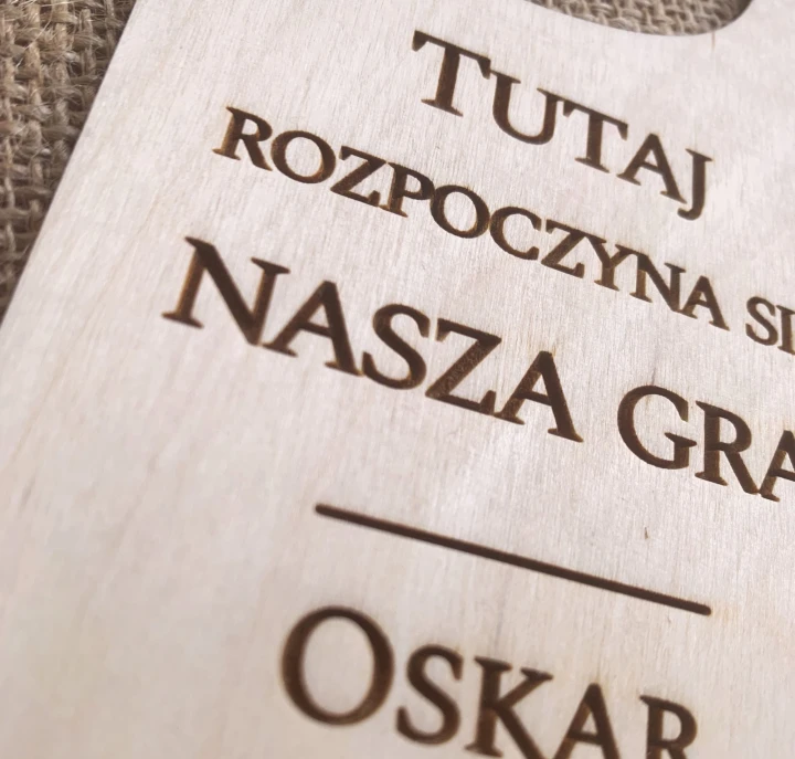 drewniana zawieszka na klamkę do pokoju dziecięcego