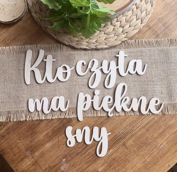 NS047 napis kto czyta ma piękne sny napis drewniany