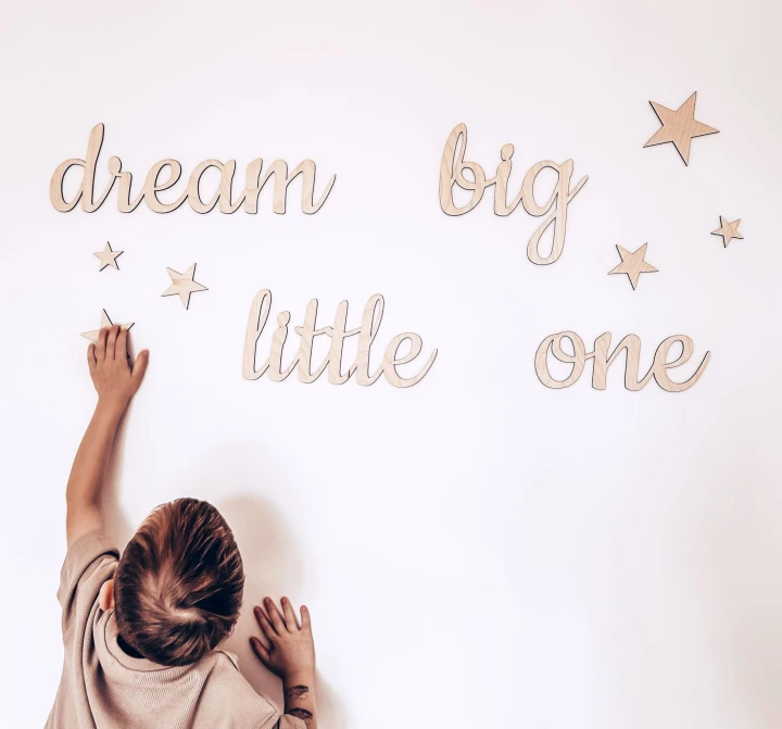 napis drewniany dream big little one cookie