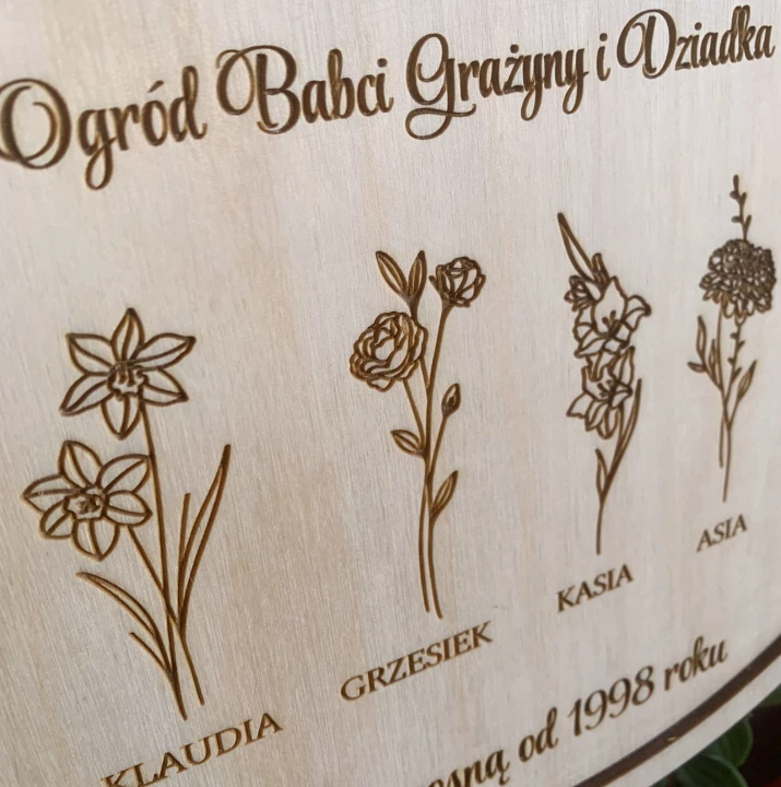 kwiaty a miesiąc ogród babci i dziadka grawerowany