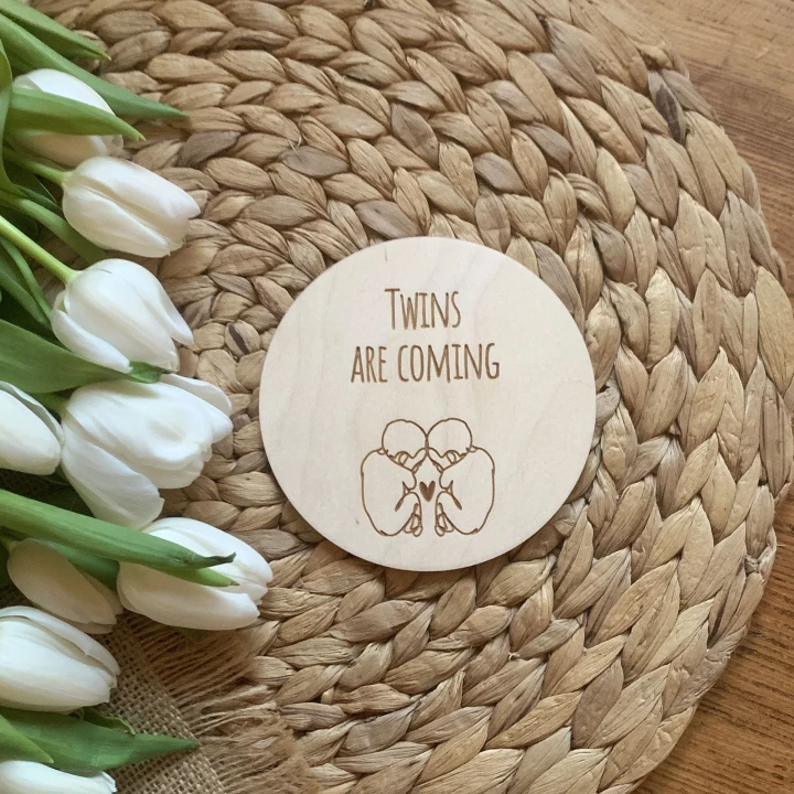 tabliczka do zdjęć dla bliźniaków twins are coming