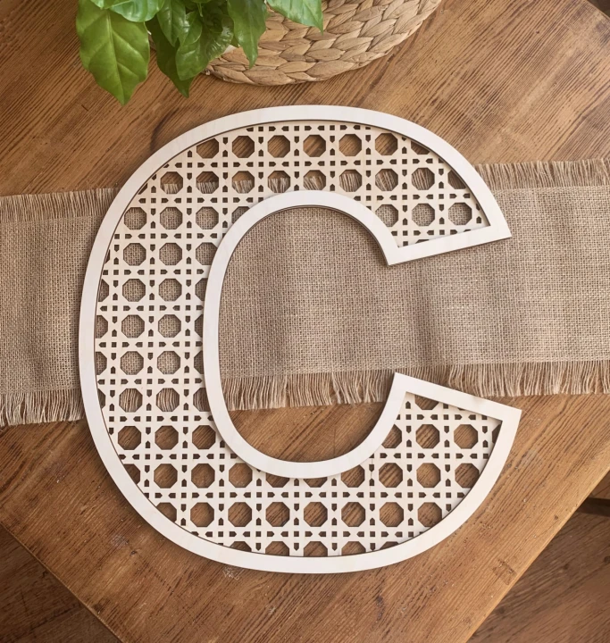 drewniana litera rattan C