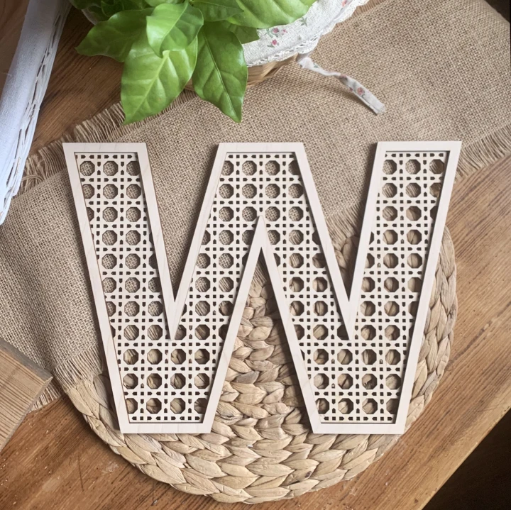drewniana litera rattan W
