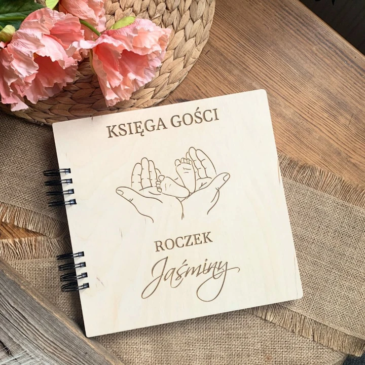 księga gości na roczek stópki w dłoniach