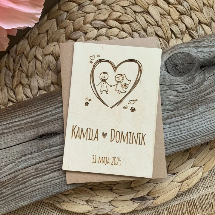 drewniana kartka z życzeniami na ślub z kopertą