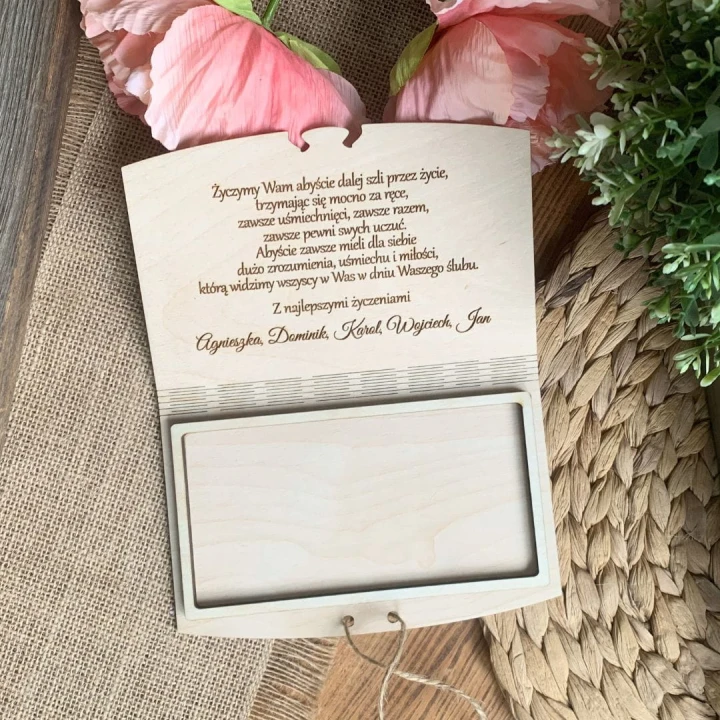 koperta prezentowa drewniana na ślub z personalizowanymi życzeniami