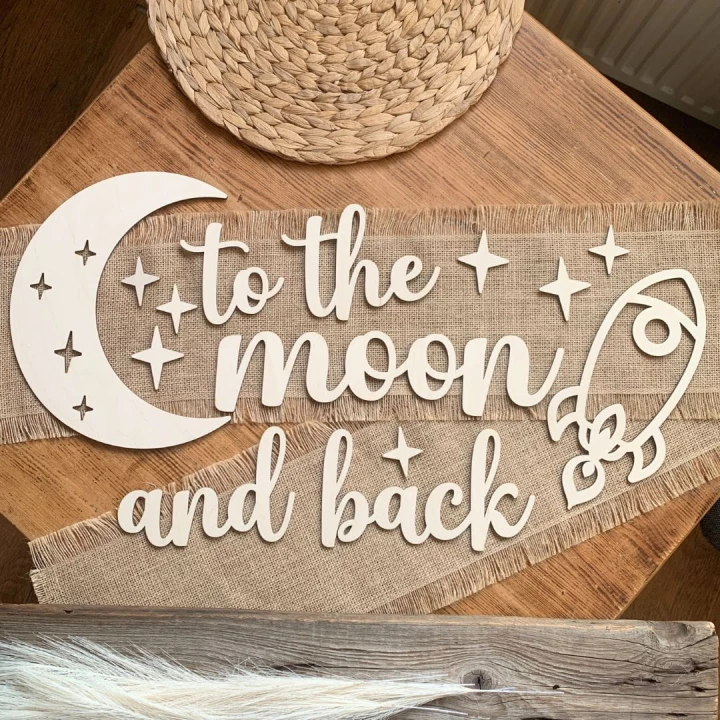 drewniany napis to the moon and back + gwiazdki księżyc i rakieta